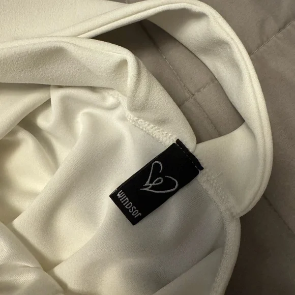 Windsor sleeveless white dress with side split and Cris’s Cris’s in the back. - Picture 8 of 9